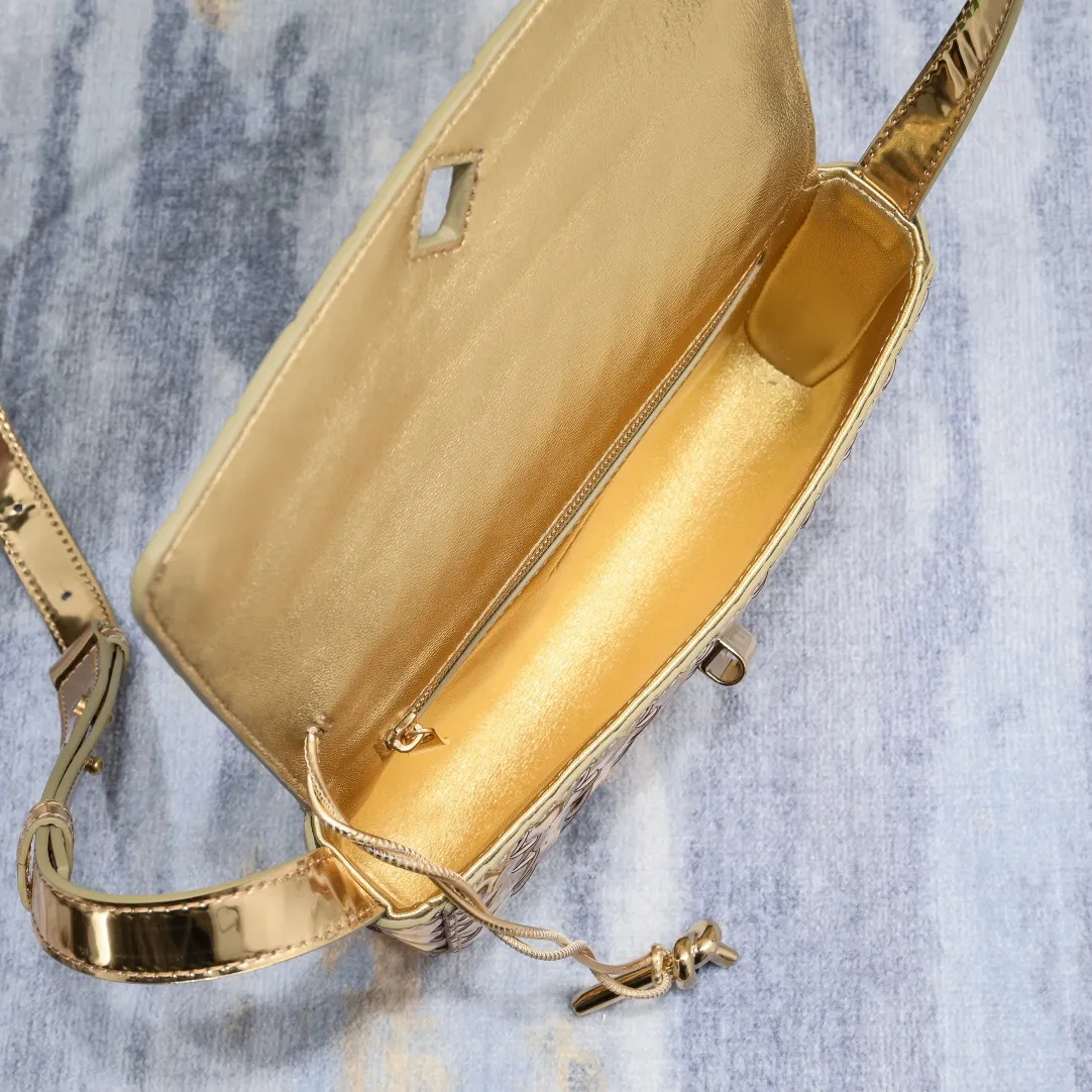 Batch 1480 Bottega Veneta's new style 🆕 mini andiamo bag is so pretty. The dark brown color is very versatile. It is high-end and casual and sexy. Andiamo is not only a commuter bag 🥰 It can be worn cross-body and hand-held, and it is no problem to match it with evening wear. It can be matched with clothes casually, showing high-end elegance. Style number: 5545 Size: 21.5*13*4.5cm